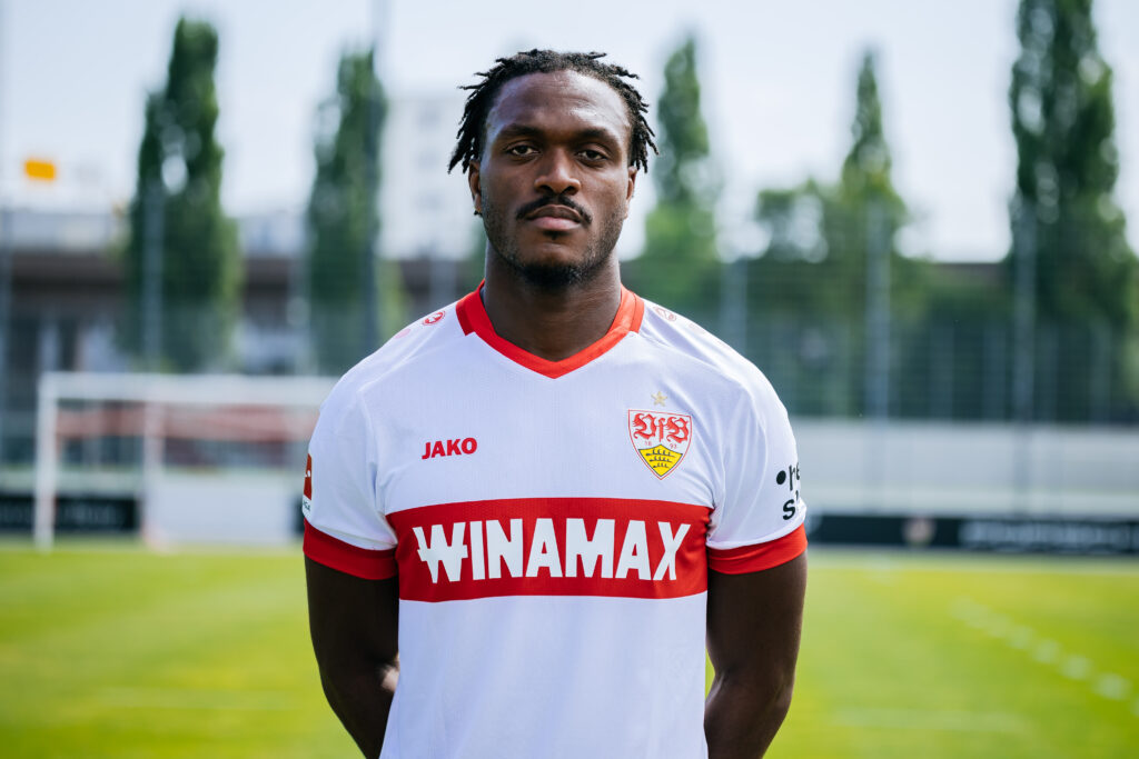 Dan-Axel Zagadou vom VfB Stuttgart ist nach seiner Außenbandverletzung erfolgreich operiert worden. Dennoch wird der Innenverteidiger monatelang ausfallen.