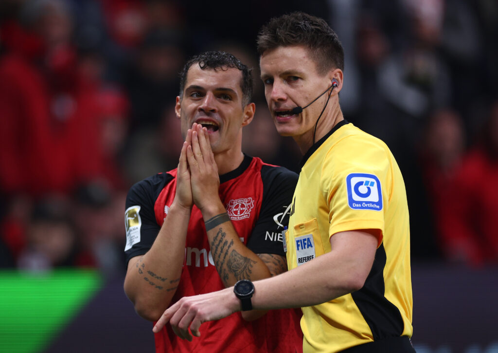 Grant Xhaka (li.) verzweifelte mit Leverkusen nicht an Schiedsrichter Daniel Siebert (re.) oder dem VfB - sondern vielmehr am Unvermögen der Werkself.
