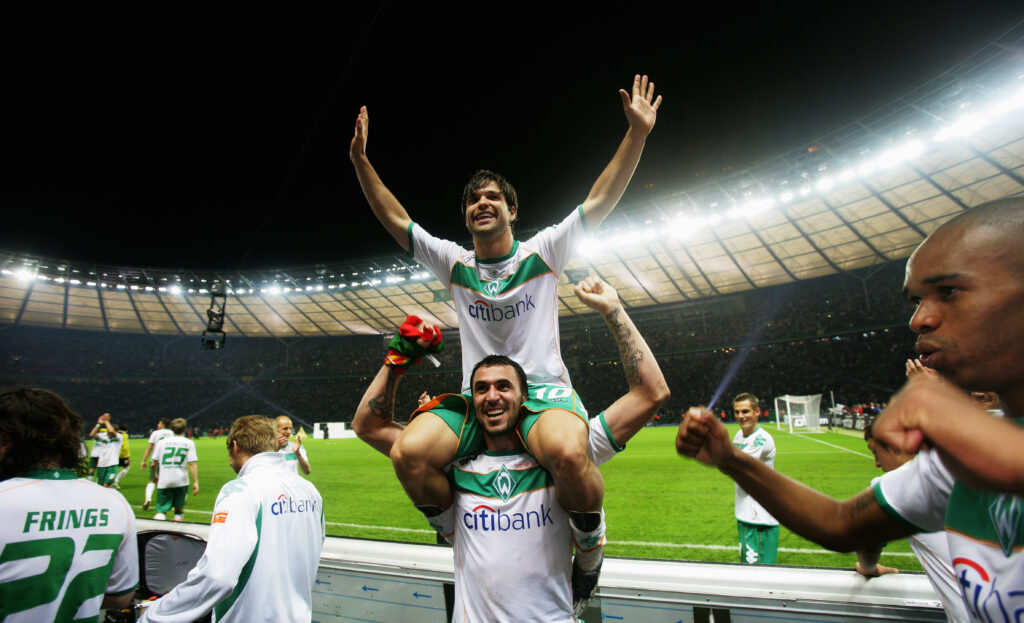 Diego auf den Schultern von Hugo Almeida nach dem gewonnen DFB-Pokalfinale 2009 gegen Bayer Leverkusen