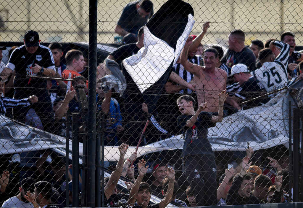 Der argentinische Verein Deportivo Riestra hat mit einer ungewöhnlichen PR-Aktion für Aufsehen gesorgt und dafür viel Kritik einstecken müssen.