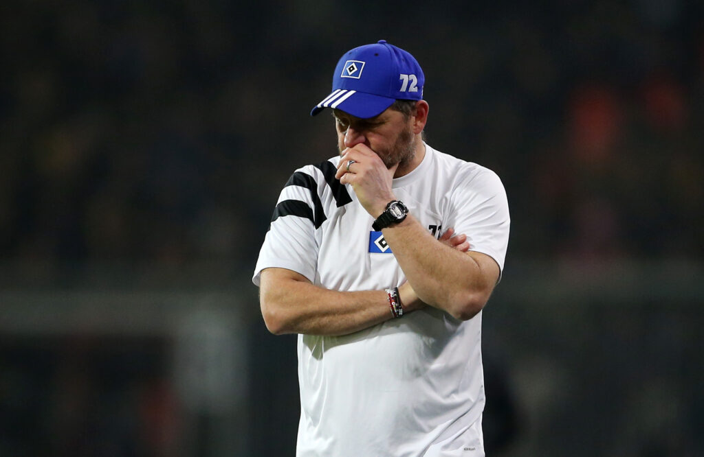 Nach nur einem Punkt aus den vergangenen drei Spielen herrscht beim HSV Krisenstimmung. Trotz teils gravierender Mängel im Spiel der Hanseaten genießt Steffen Baumgart weiterhin das Vertrauen. Vorerst.