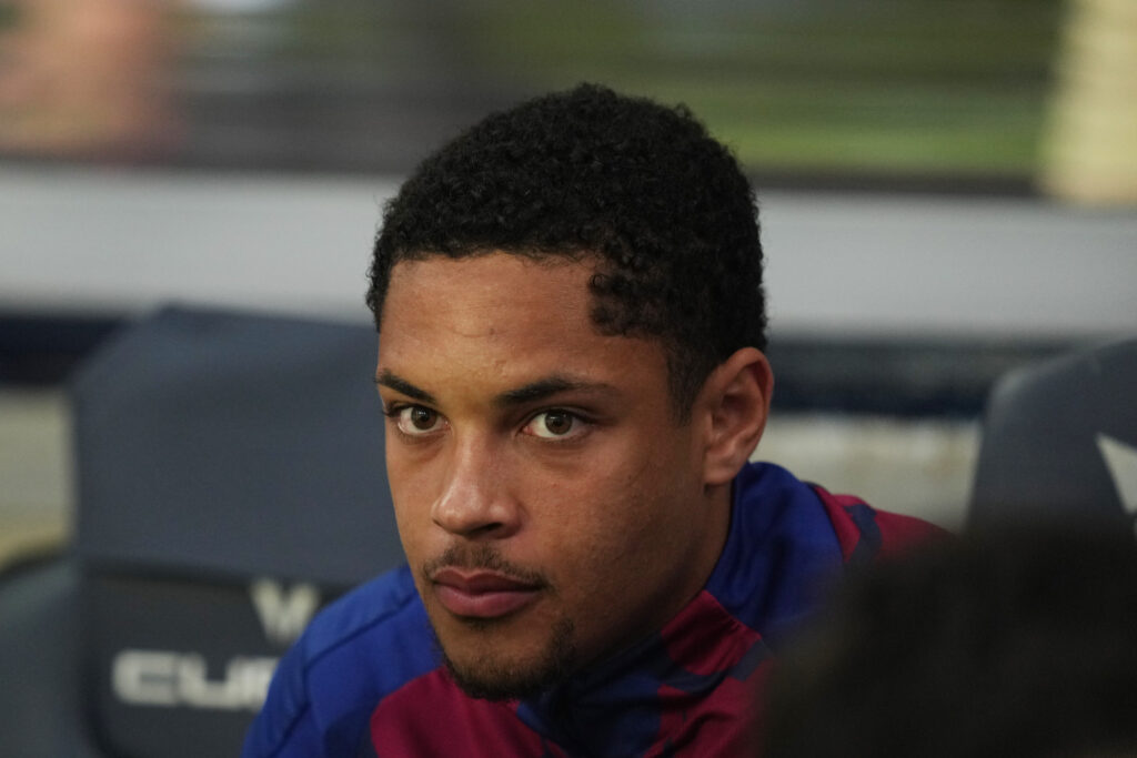 Barca-Sportdirektor Deco hat sich verärgert über die teils heftige Kritik an Youngster Vitor Roque gezeigt. Der Brasilianer ist aktuell an Real Betis ausgeliehen.