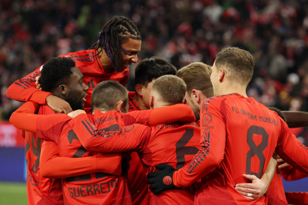Der FC Bayern bejubelt den 1:0-Treffer gegen Augsburg