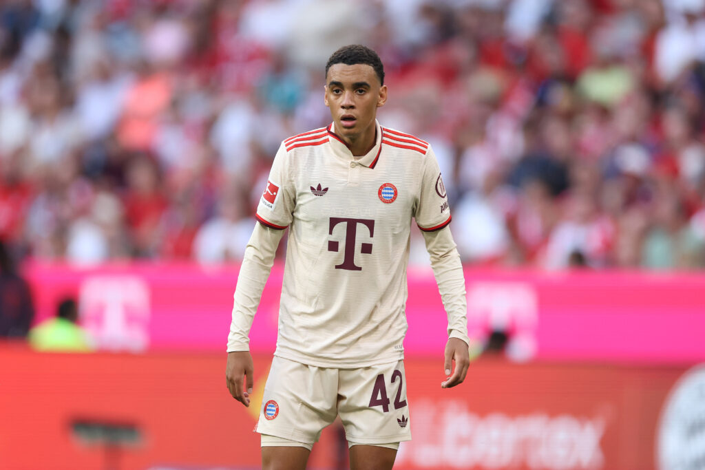 Schon seit einiger Zeit verhandelt der FC Bayern mit Jamal Musiala über eine Vertragsverlängerung. In den kommenden Wochen könnte der deutsche Rekordmeister nun Vollzug melden.