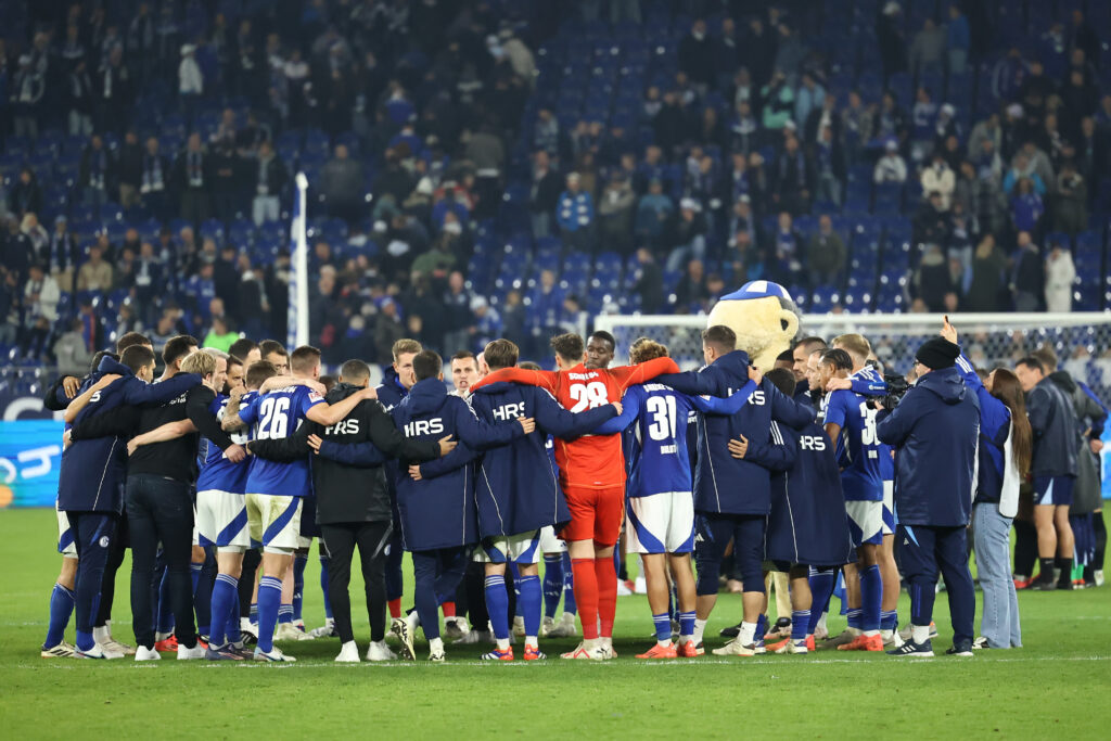 Der FC Schalke 04 ist wieder mal ein absoluter Krisenherd und steckt nach elf Spieltagen mitten im Abstiegskampf der 2. Bundesliga. Unter anderem Horst Heldt äußerte sich nun zur Situation bei seinem Ex-Klub.