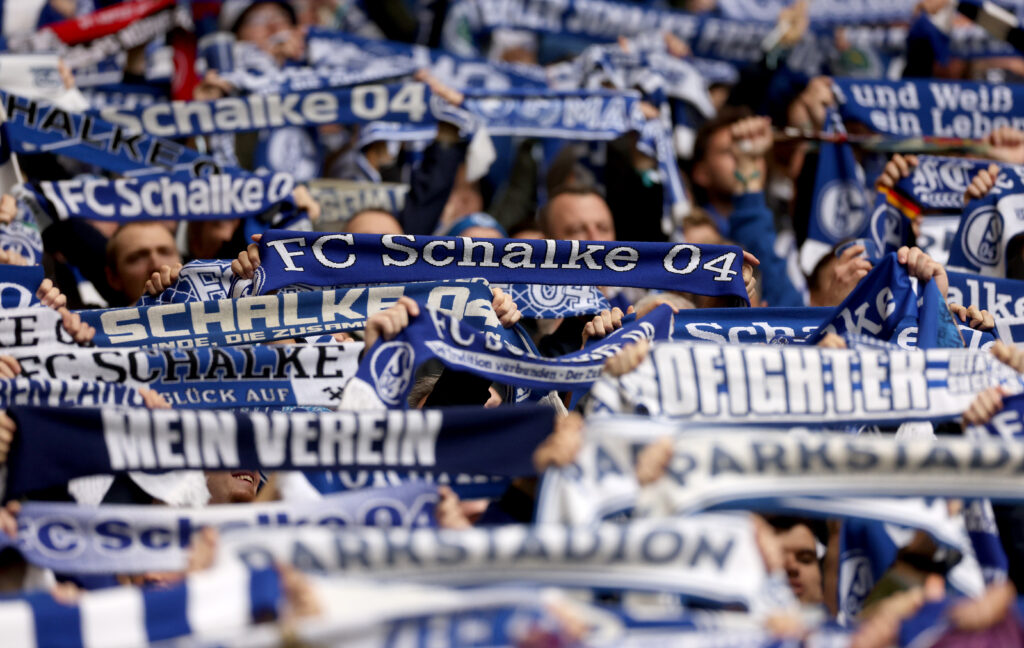 Schalke 04 steht nicht nur sportlich am Abgrund, bei der Mitgliederversammlung am Samstag droht geballte Fan-Wut.