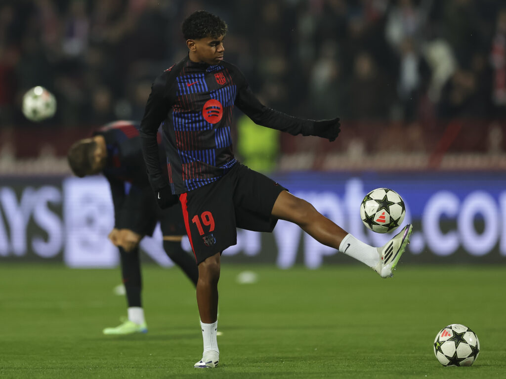 Lamine Yamal beim Aufwärmen