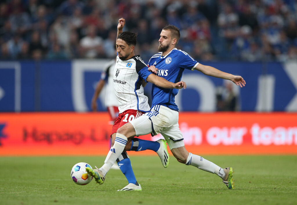 Es ist eines der traditionsreichsten Spiele im deutschen Fußball. Ein Duell, das es in der 2. Bundesliga eigentlich gar nicht geben dürfte. Doch wenn der FC Schalke am Samstagabend beim HSV gastiert, geht es um so viel mehr als nostalgische Erinnerungen an die Vergangenheit. Für beide Teams könnte die Partie nicht richtungsweisender sein.