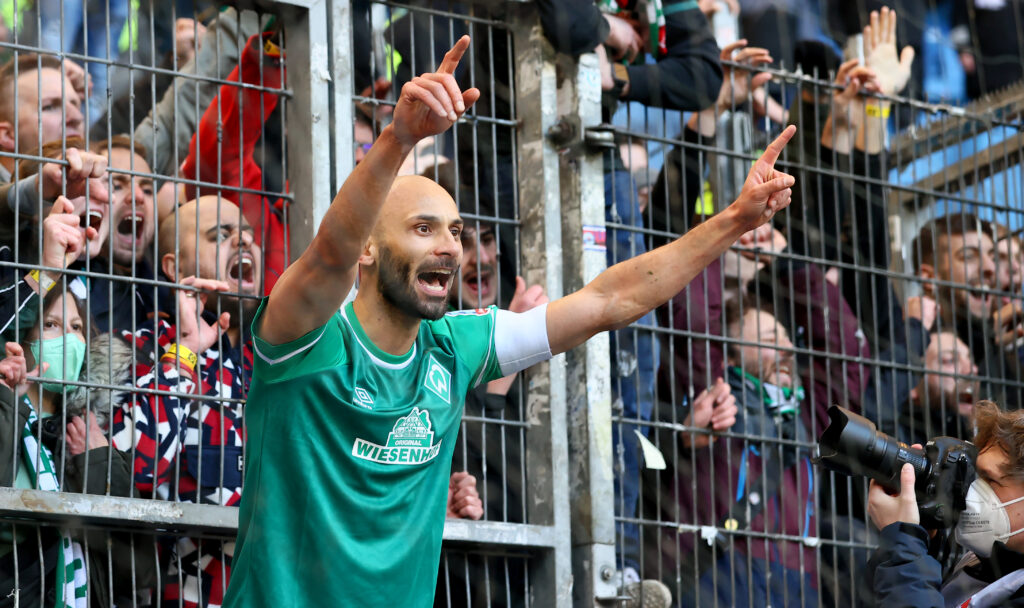 Ömer Toprak feiert mit Werder Bremen einen Derbysieg gegen den Hamburger SV