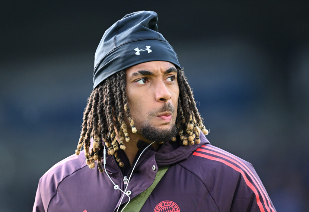 Sacha Boey wird bald wieder für den FC Bayern München auflaufen.