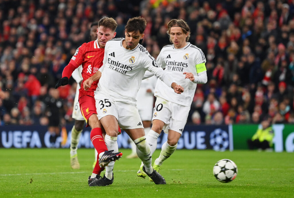 Nach dem erneuten schmerzlichen Patzer mitsamt eines teuren Fehlschusses von Kylian Mbappe haben die spanischen Medien den Champions-League-Titelverteidiger Real Madrid deutlich kritisiert.