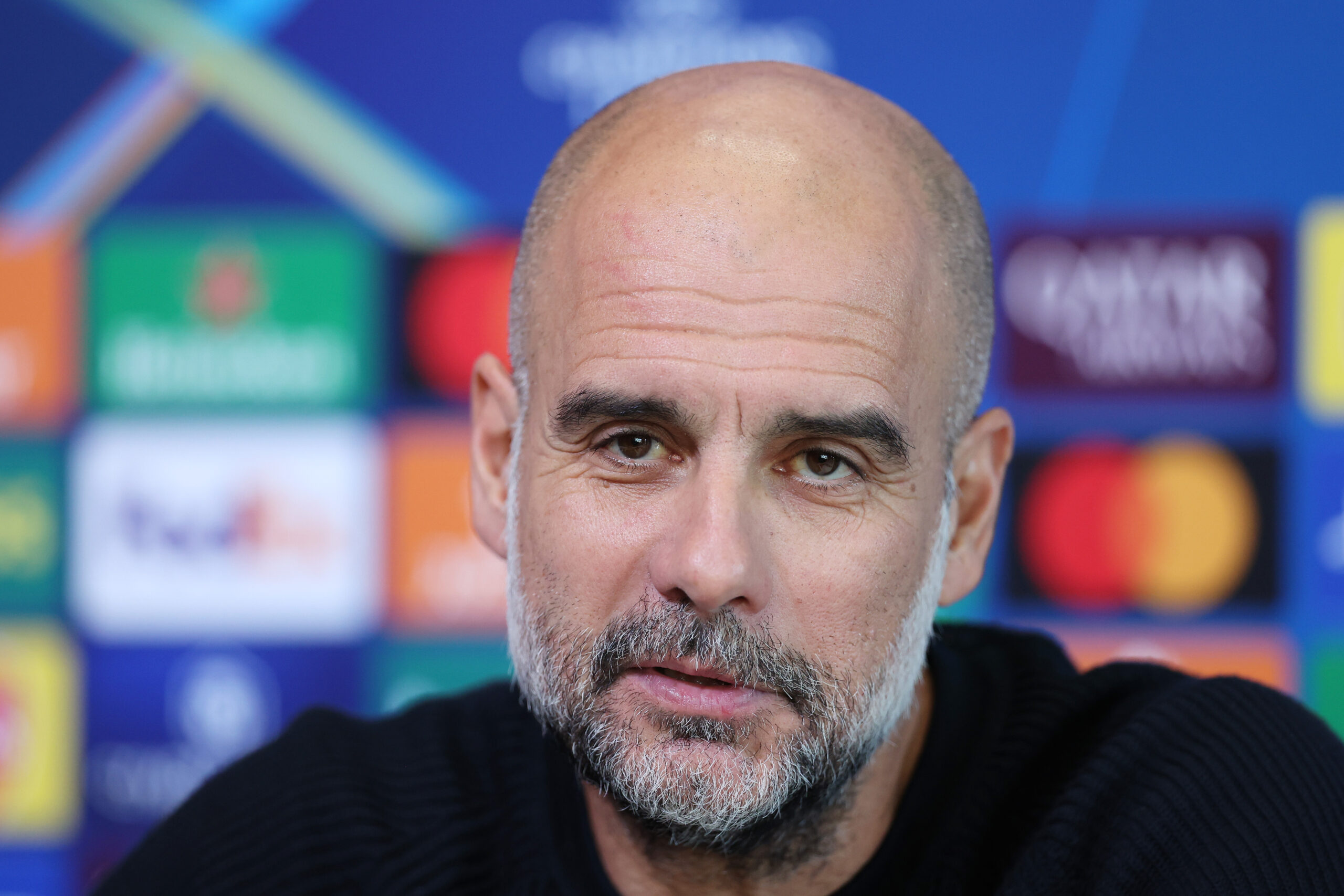 Erling Haaland hat seinen Vertrag bei Manchester City vorzeitig bis 2034 verlängert. Sein Trainer Pep Guardiola kommentierte die Meldung im Anschluss mit einem Augenzwinkern.