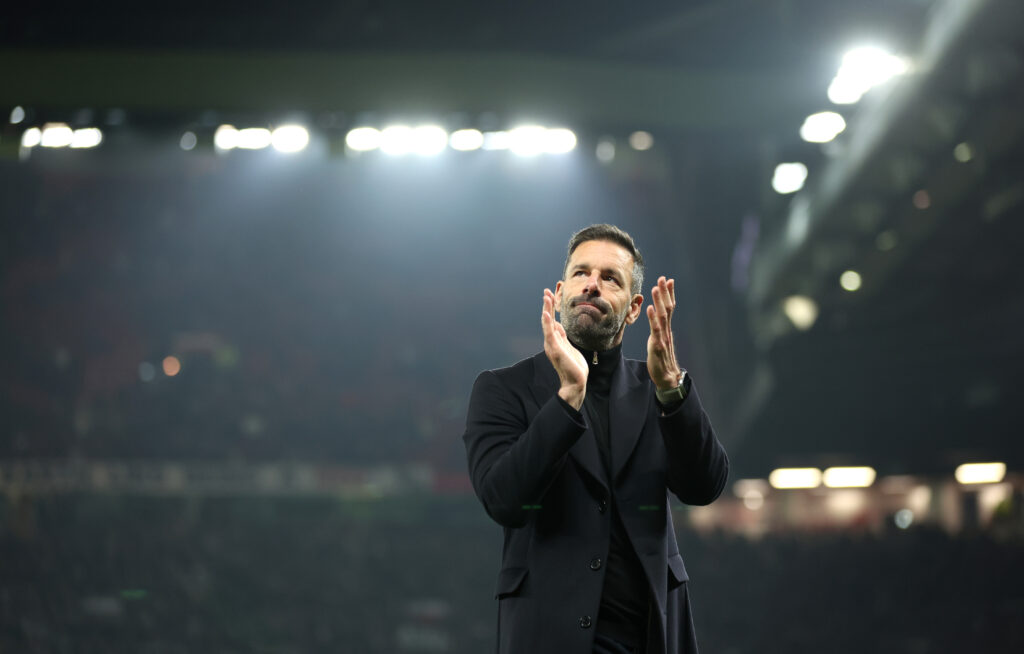 Nach der Verpflichtung von Ruben Amorim wird Interimstrainer Ruud van Nistelrooy bei Manchester United voraussichtlich zurück ins zweite Glied rücken. Aktuell hat die Klublegende jedoch noch keinen Kontakt zum Portugiesen.