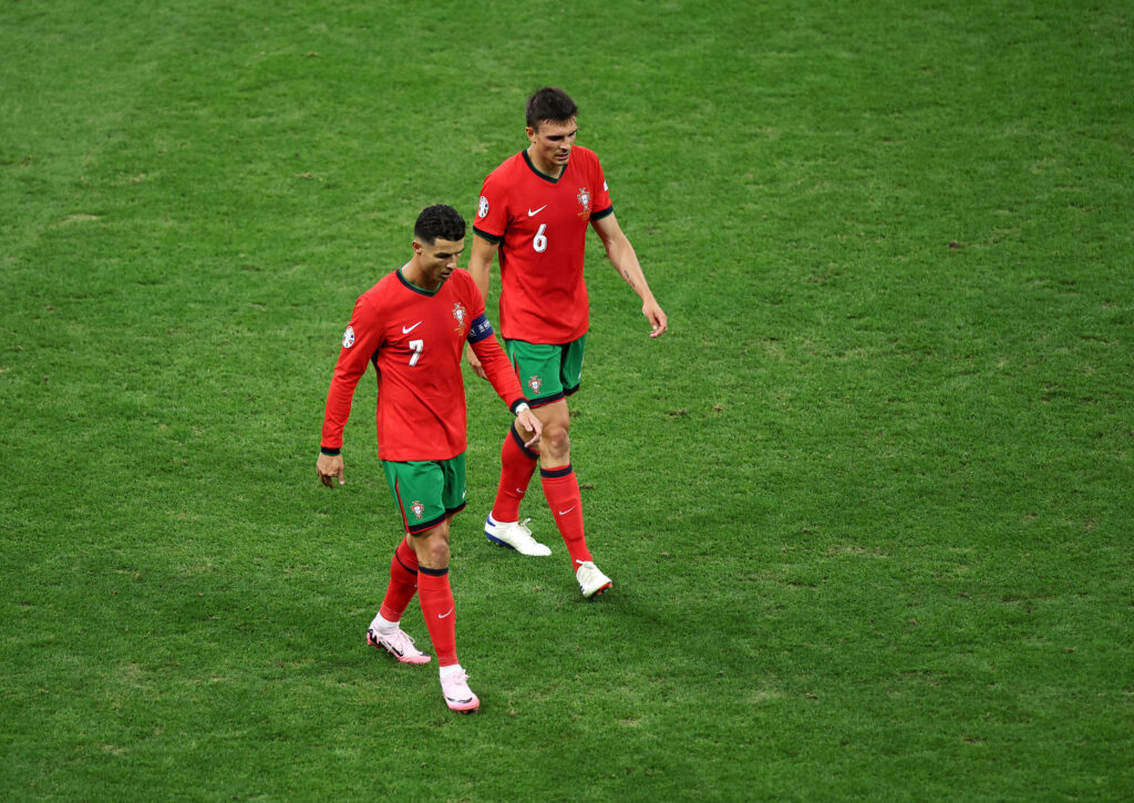 Joao Palhinha und Cristiano Ronaldo verlassen mit gesenktem Kopf das Spielfeld