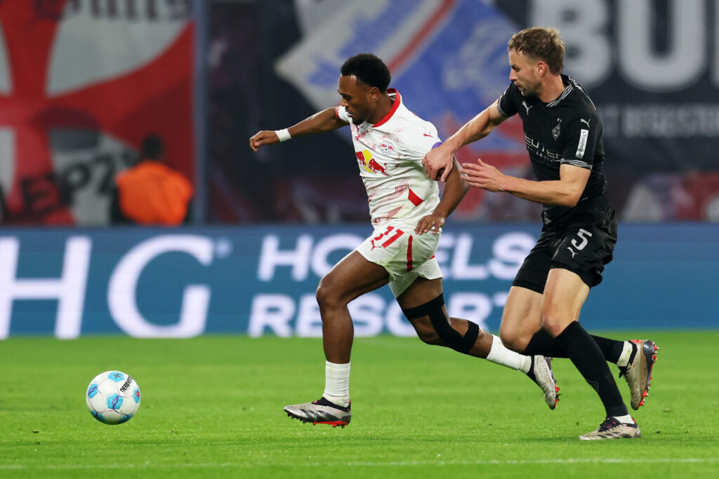 Marvin Friedrich verfolgt Lois Openda.