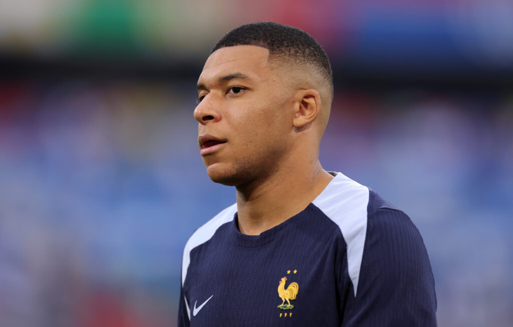 Noch im Oktober wurde heftig über das Fehlen von Kylian Mbappe in der französischen Nationalmannschaft diskutiert. Nun kehrt der Superstar jedoch in den Kader von Didier Deschamps zurück.