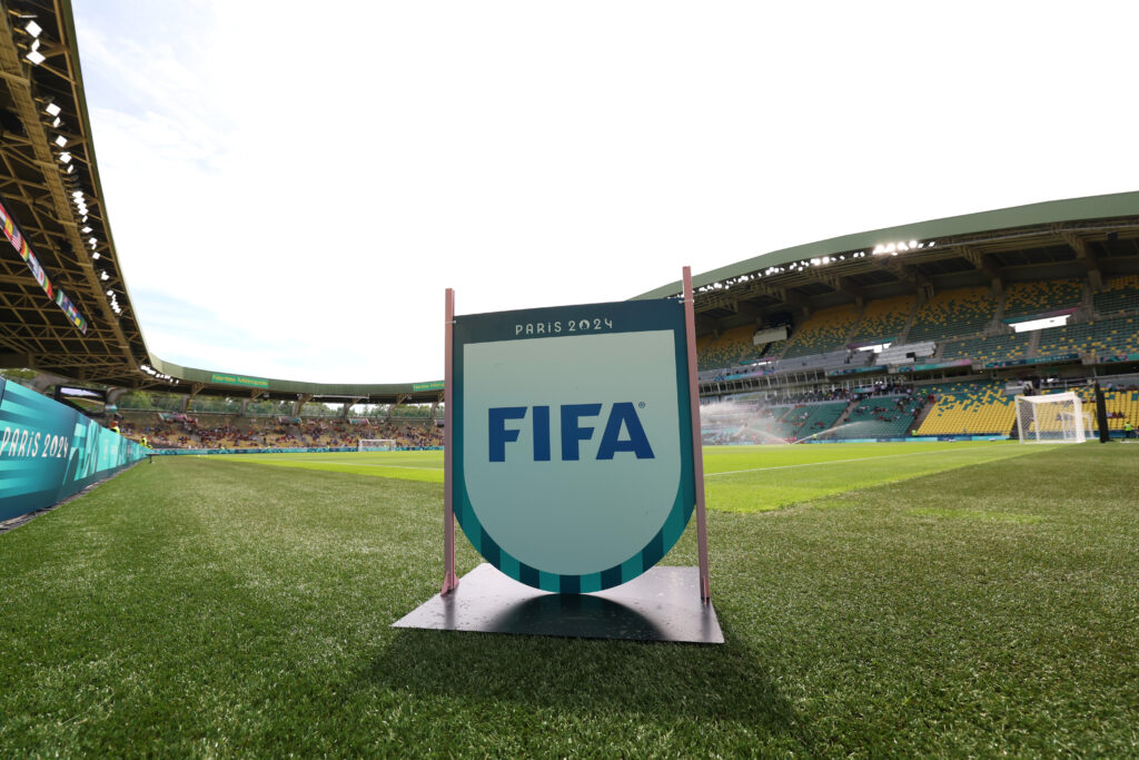 Im Vorfeld der Klub-WM 2025 droht der FIFA eine juristische Auseinandersetzung. Der Weltverband wurde Medienberichten zufolge verklagt, da er zwei Klubs für das Turnier zugelassen habe, die über den selben Besitzer verfügen.