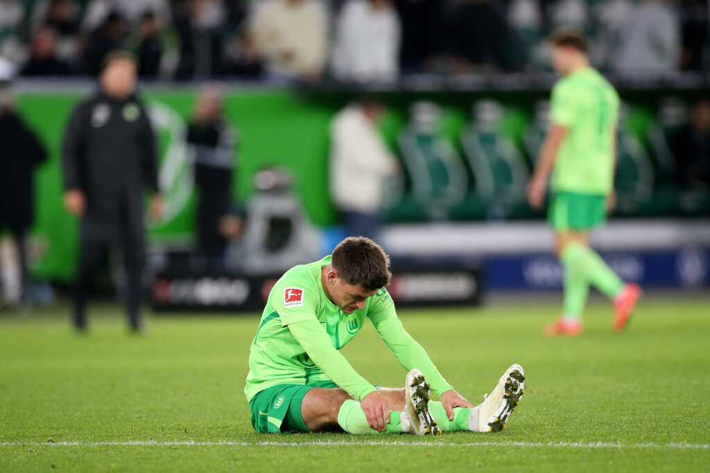 Bundesliga: Wolfsburg-Spieler sitzt am Boden