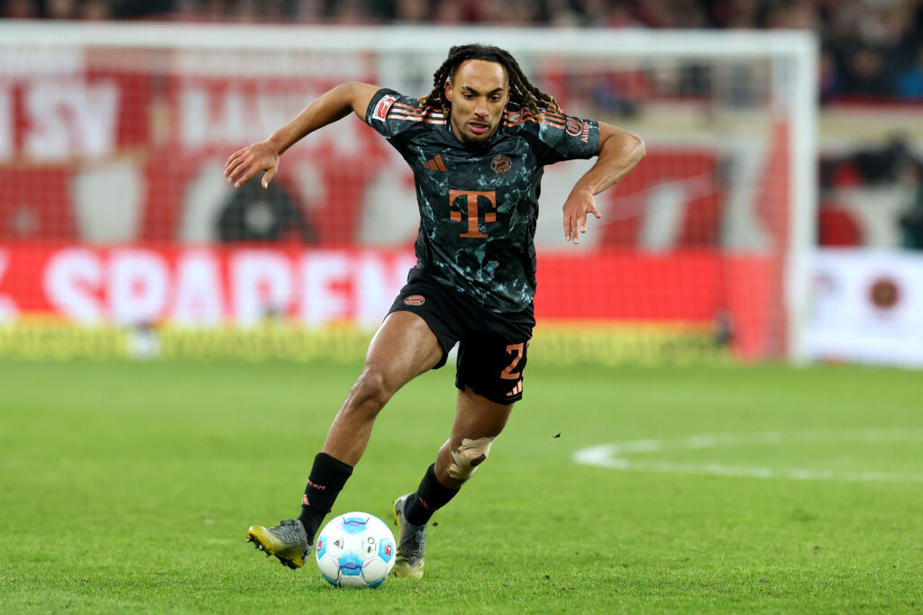 Sacha Boey vom FC Bayern München am Ball