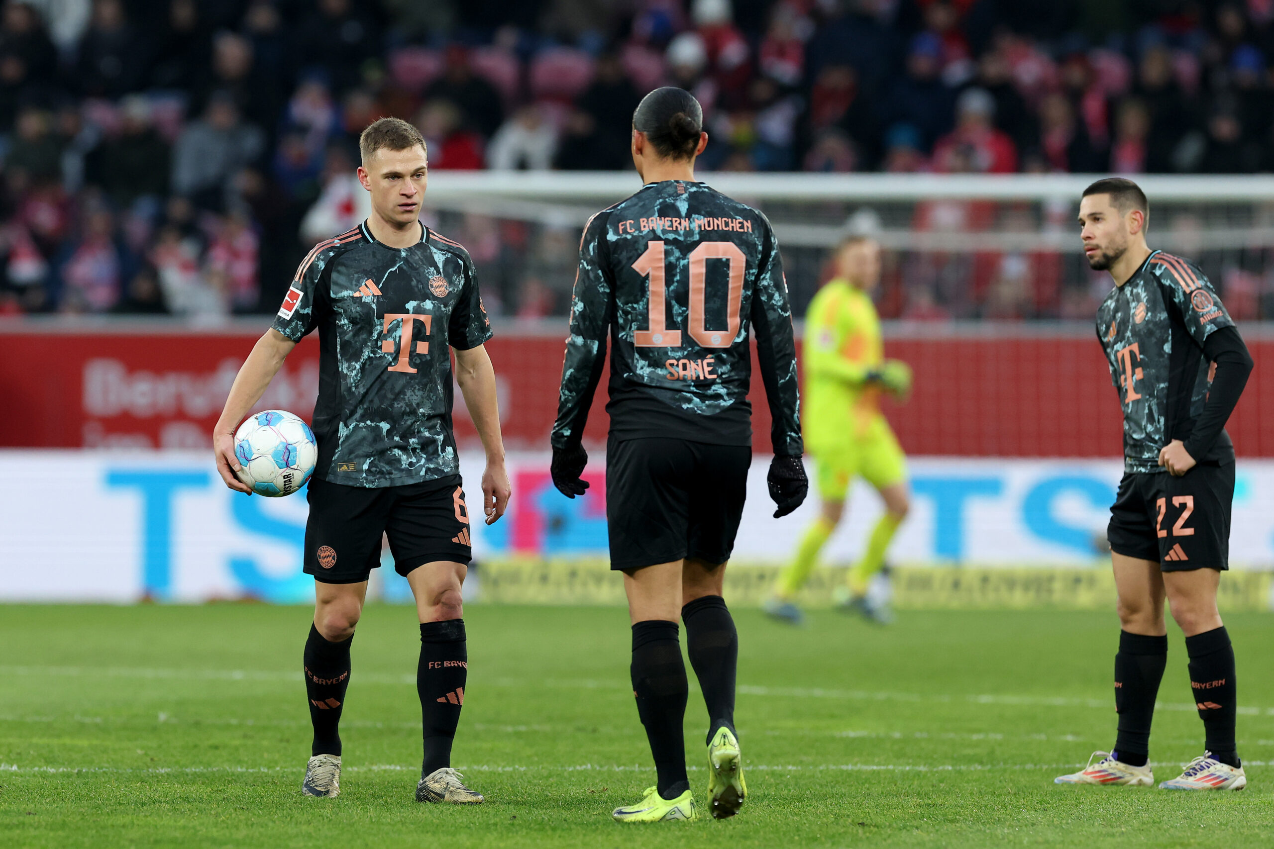 Bundesliga-Paket: Bayern empfängt RB zum Spitzenspiel, Sprinter-Duell zwischen Conteh und Holtmann