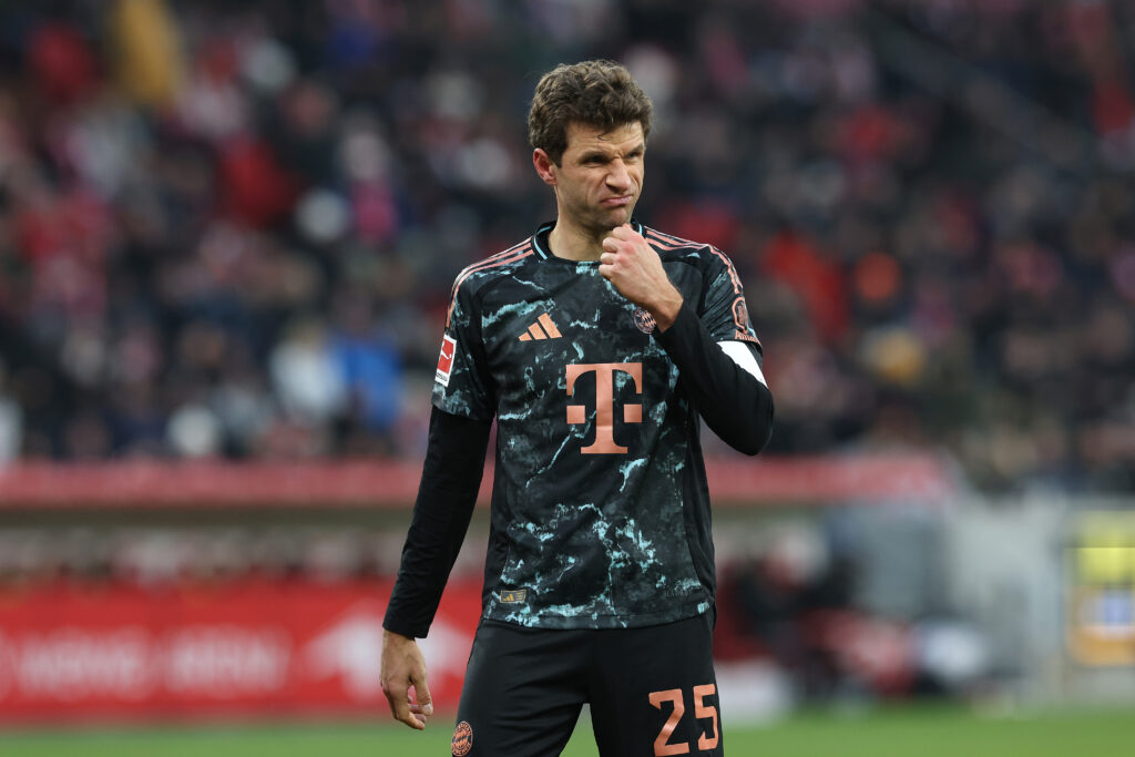 Thomas Müller grübelt in der Bundesliga im Trikot des FC Bayern