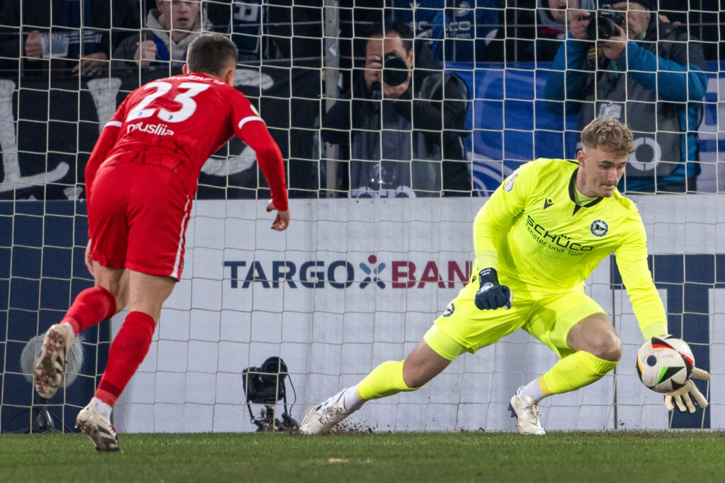 Ist es ein Scheitern mit System? Auch gegen Bielefeld vergab der SC Freiburg einen Elfmeter, Trainer Julian Schuster sucht noch nach einer Erklärung.