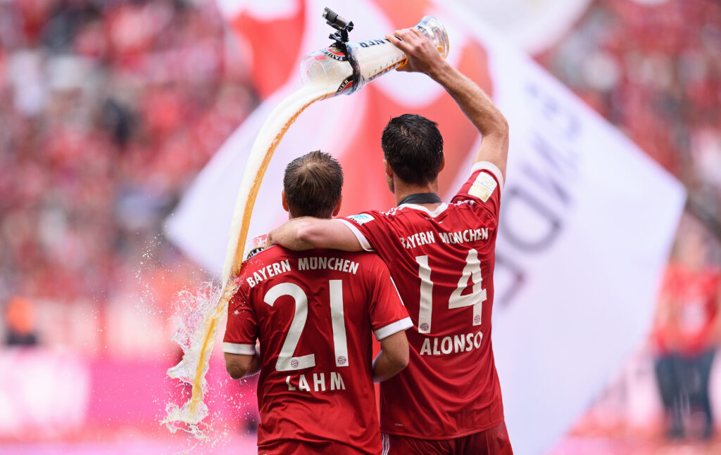 Philipp Lahm und Xabi Alonso feiern die Meisterschaft 2016/17