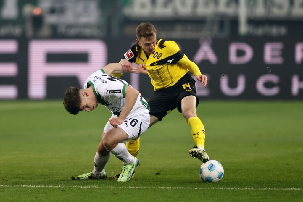 Lukas Ullrich und Maximilian Beier im Zweikampf