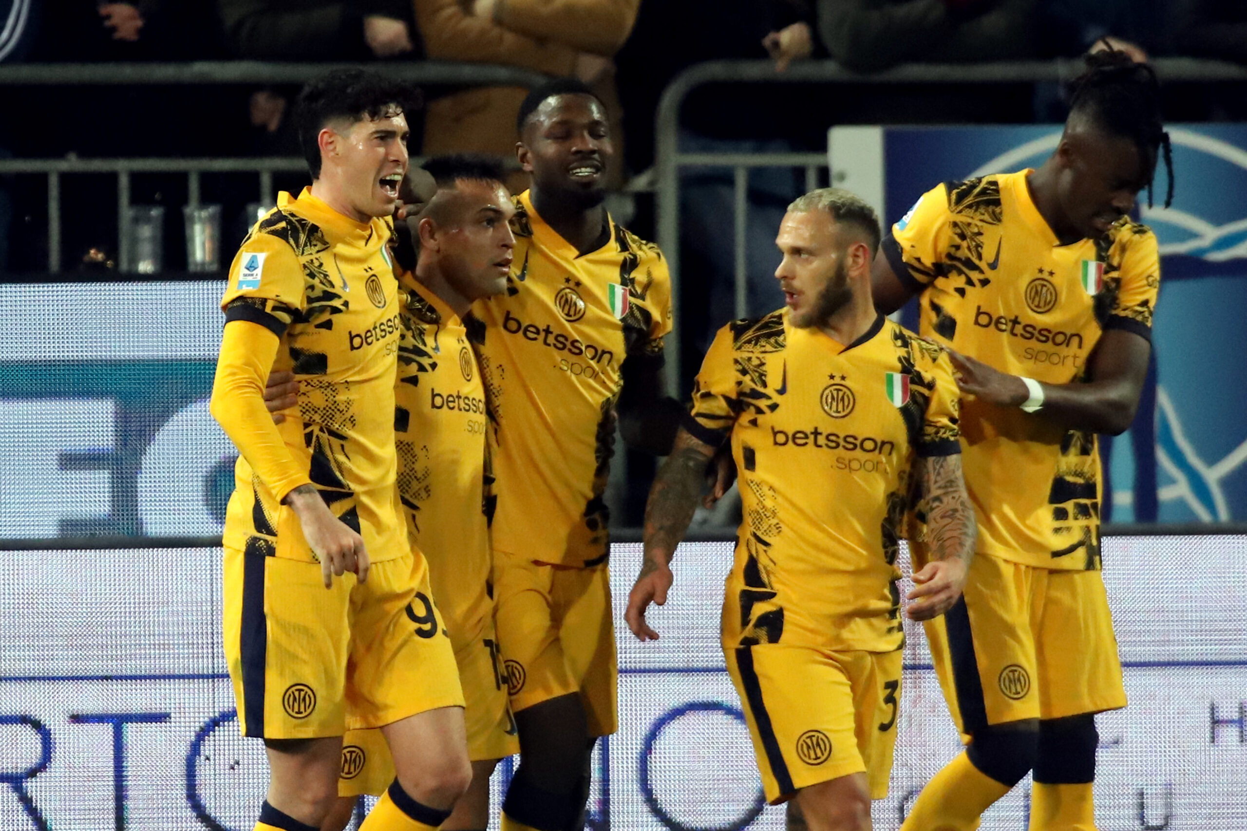 Meister Inter nimmt Hürde Cagliari und springt vorerst auf Platz 1!