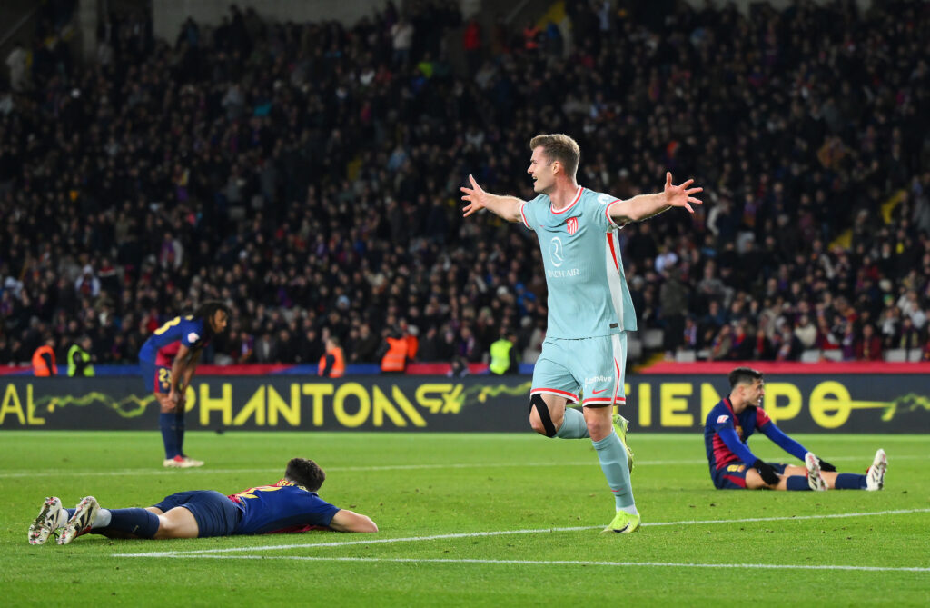 Alexander Sörloth bejubelt den 2:1-Siegtreffer beim Auswärtsspiel von Atletico Madrid gegen den FC Barcelona