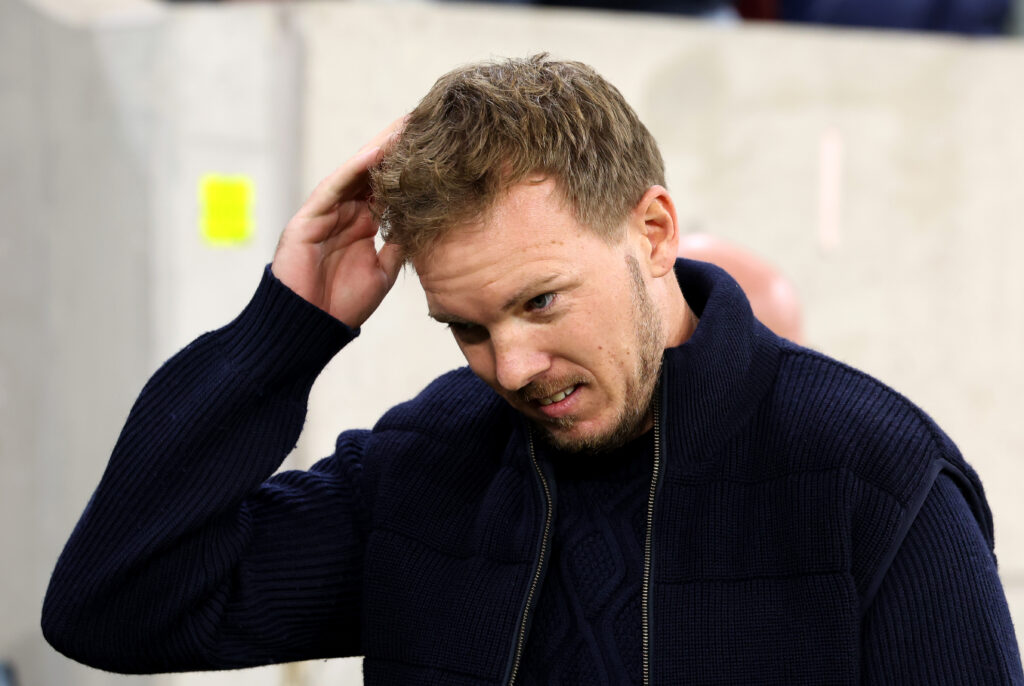 Julian Nagelsmann kratzt sich am Kopf