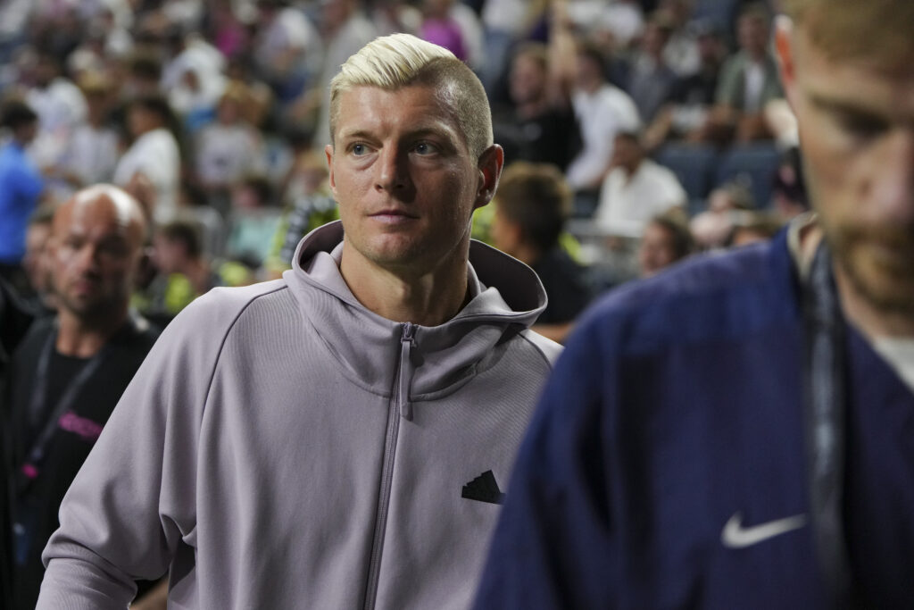 Toni Kroos möchte sich in den kommenden Monaten weitgehend aus der Öffentlichkeit zurückziehen. Auch seinen Podcast lässt der einstige Superstar ruhen.