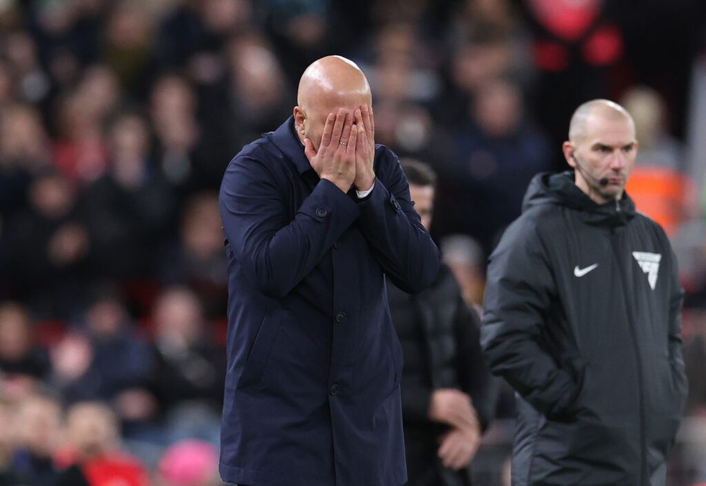 Arne Slot schlägt die Hände vor dem Gesicht zusammen