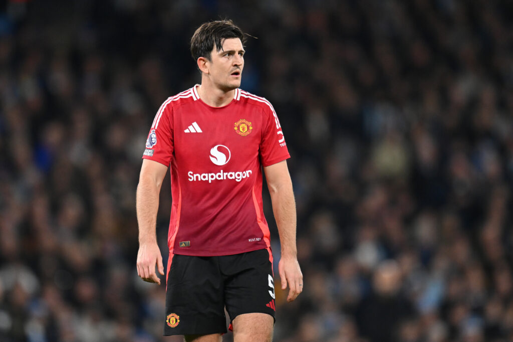 Das aktuelle Arbeitspapier von Harry Maguire läuft nur noch bis 2025. Doch der Innenverteidiger und Manchester United verhandeln derzeit über eine mögliche Verlängerung um zwei Jahre.