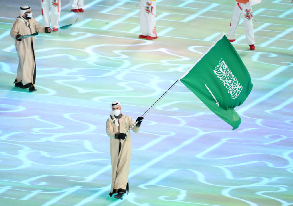 Ein Mann schwenkt die Flagge von Saudi-Arabien
