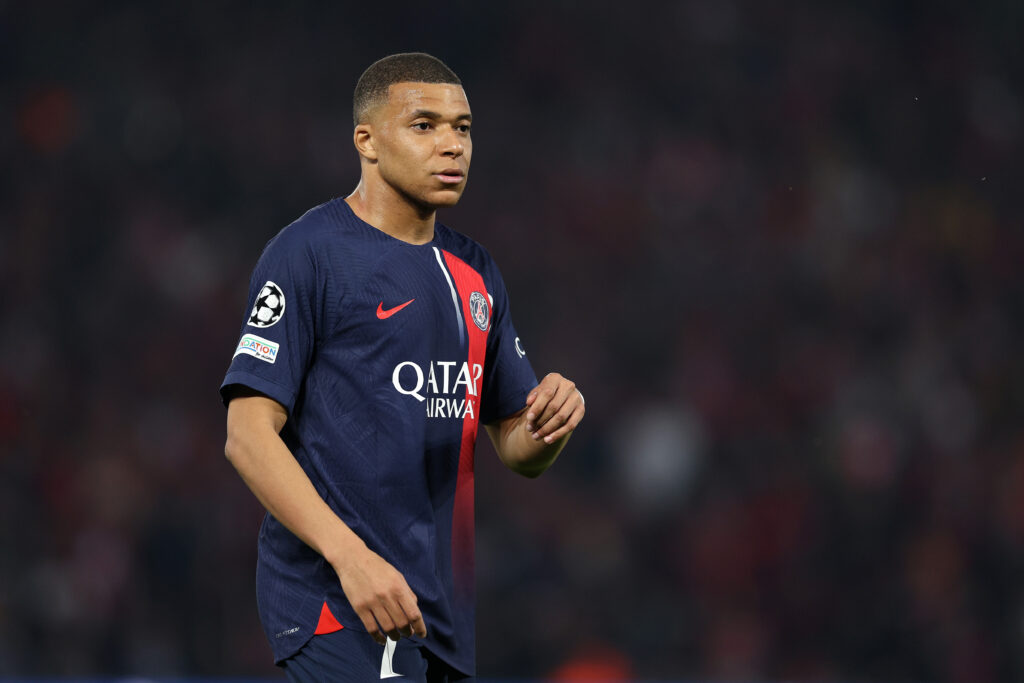 Kylian Mbappe wird seinen Ex-Verein PSG vor dem Disziplinarausschuss der französischen Liga verklagen. Dabei geht es um nicht ausgezahlte Gehälter und Prämien.
