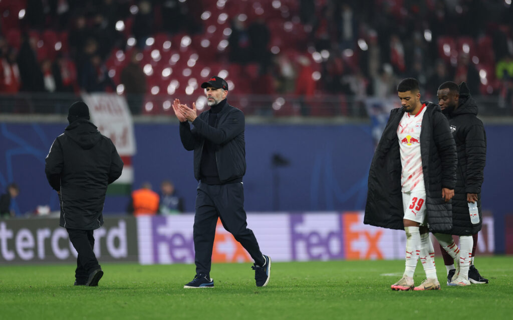 Nach dem bitteren Ausscheiden in der Champions League hat RB-Trainer Marco Rose Größe gezeigt hat und dem emotionalen angefassten Linienrichter Alessandro Giallatini Trost gespendet.
