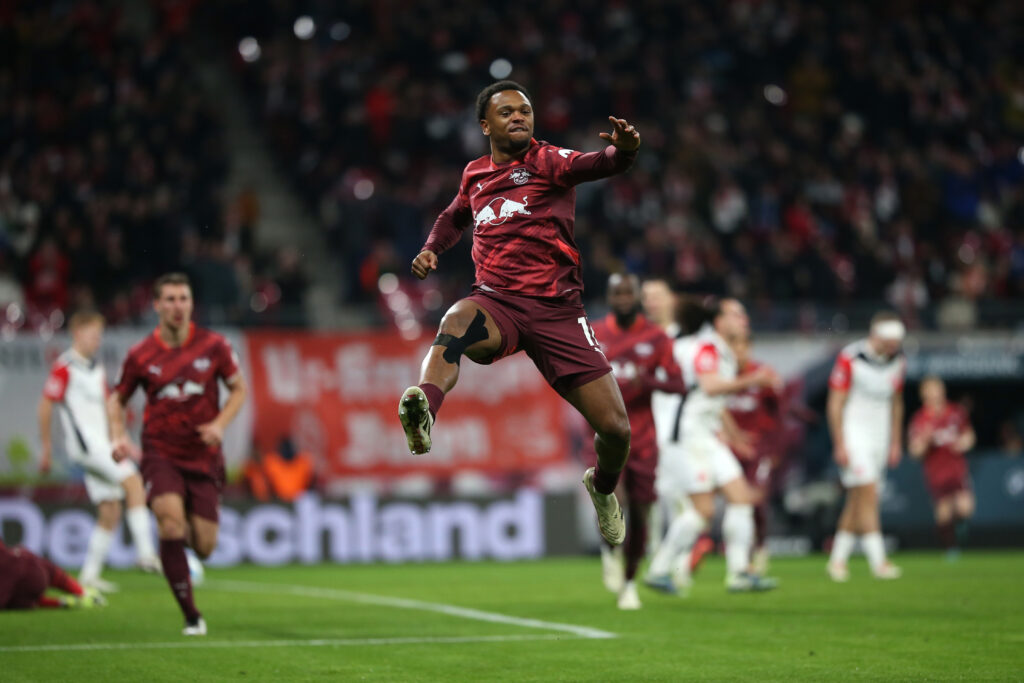 Lois Openda (Mi.) bejubelt sein 2:1 für RB Leipzig gegen Eintracht Frankfurt in der Bundesliga.