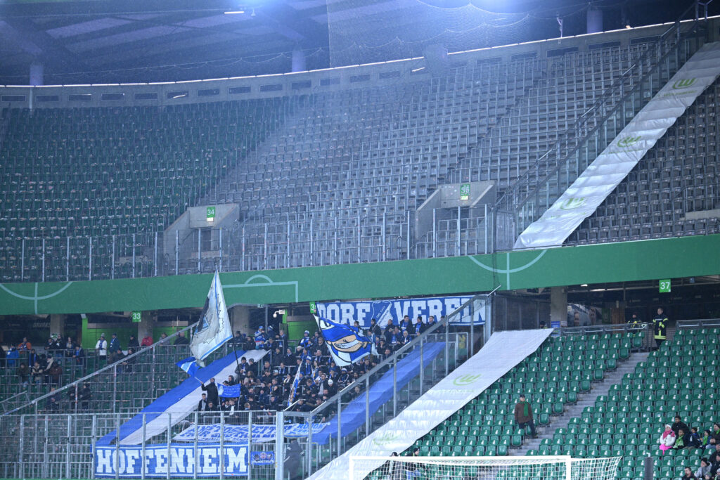 Die gestrige Partie zwischen dem VfL Wolfsburg und der TSG Hoffenheim fand vor nahezu verwaisten Rängen statt. Doch dafür gibt es zumindest teilweise Gründe.
