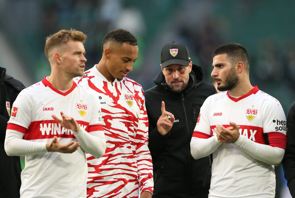 VfB Stuttgart: Die Spieler Maximilian Mittelstädt, Jamie Leweling, Trainer Sebastian Hoeneß und Angreifer Deniz Undav (v.l.)