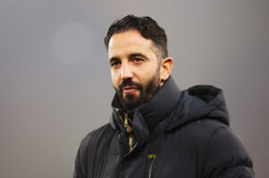 Nach der 0:1-Niederlage gegen Tottenham rangiert Manchester United auf einem indiskutablen 15. Tabellenplatz. Gary Neville warf Ruben Amorim nach Abpfiff vor, auf Pressekonferenzen einen besseren Job zu machen als an der Seitenlinie.