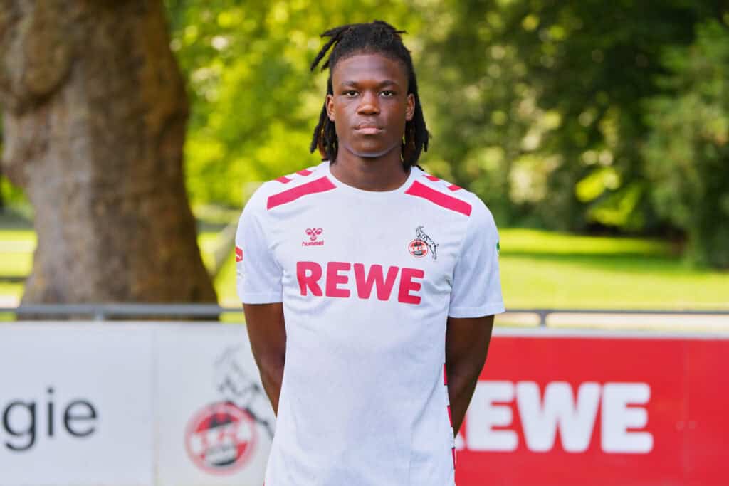 Elias Bakatukanda hat in Köln bis 2028 verlängert. In der Rückrunde soll das Defensiv-Talent seine Spielzeit allerdings in der österreichischen Bundesliga sammeln.