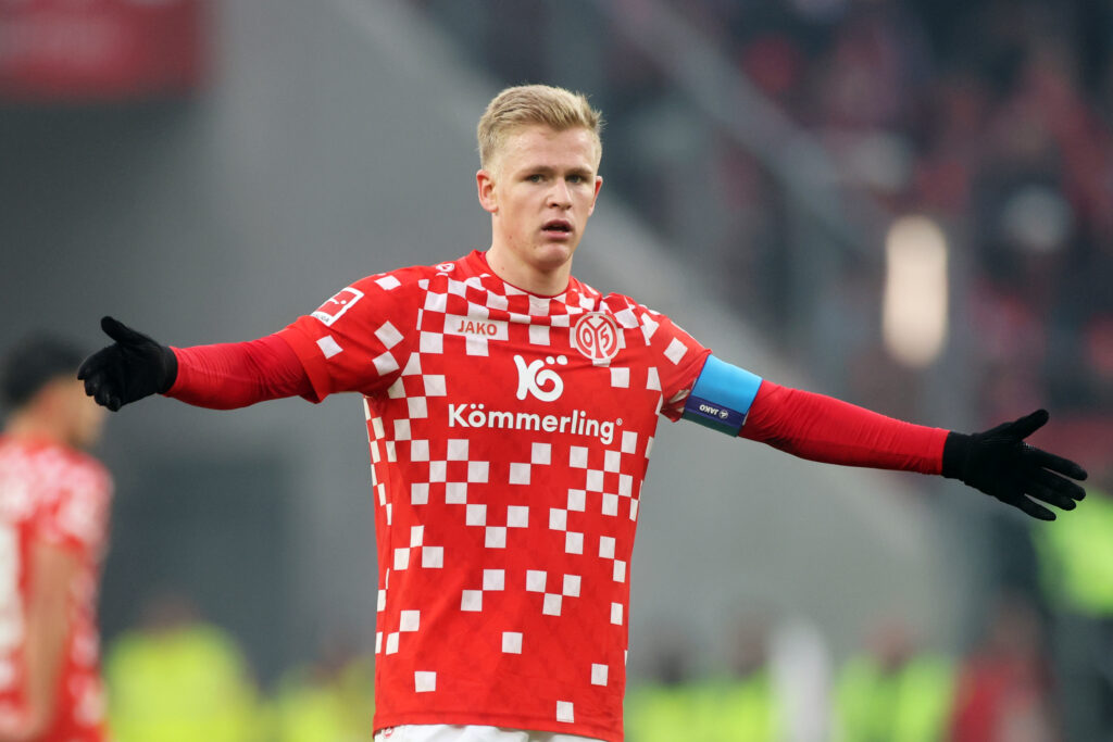 Sucht Jonathan Burkardt im Sommer das Weite? Christian Heidel äußerst sich unbesorgt und will den Stürmer über die aktuelle Saison hinaus in Mainz halten.