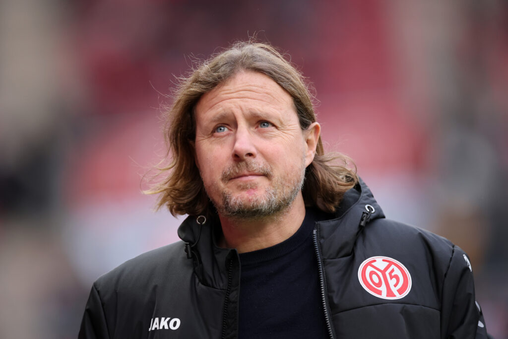 Trotz der herausragenden Hinrunde will sich der FSV Mainz 05 im Winter weiter verstärken. Trainer Bo Henriksen hofft nach dem dem Abgang von Karim Onisiwo und der Verletzung von Jonathan Burkardt insbesondere auf einen neuen Stürmer.