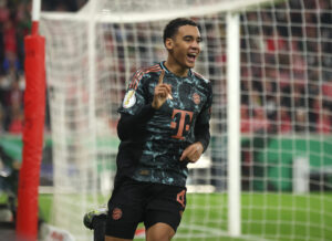 Jamal Musiala jubelt im Trikot des FC Bayern