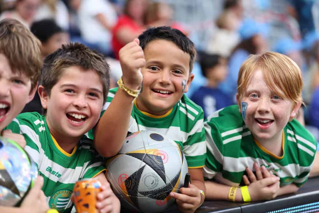 Überall auf dem Globus, insbesondere aber auch in Deutschland, befindet sich der Fußball in einem hitzigen Spannungsfeld zwischen Nostalgie und Zukunftsdenken, zwischen gestern und morgen. Globalisierung und Digitalisierung schreiten auch im populärsten Sport der Welt immer weiter voran und bringen neben zahlreichen neuen Möglichkeiten einige Fragezeichen mit sich.