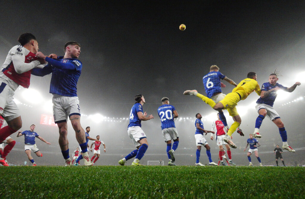 Standardsituationen sind nicht besonders sexy. Oft gelten sie sogar als die einzige Quelle von Torgefahr, die spielerisch limitierte Teams erzeugen können. Und doch erleben ruhende Bälle im modernen Fußball zweifelsohne eine Renaissance. Woran liegt das? 90PLUS wagt eine Bestandsaufnahme. 