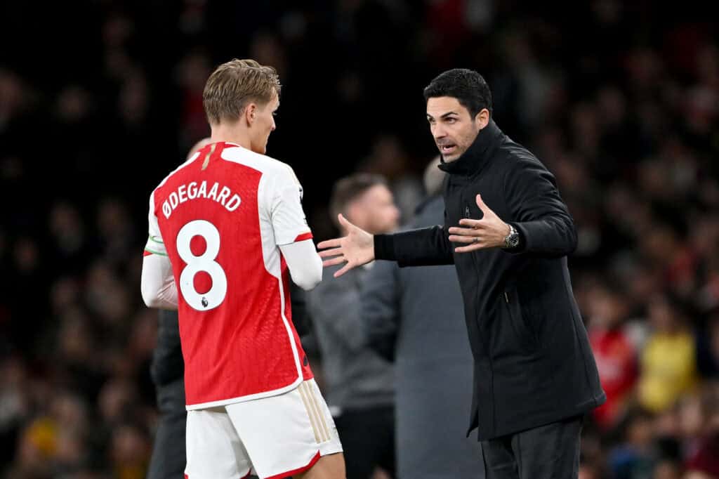Mikel Arteta spricht mit Martin Odegaard