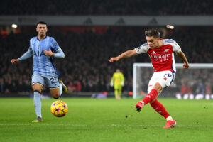 Leandro Trossard schießt das 2:1 für Arsenal.