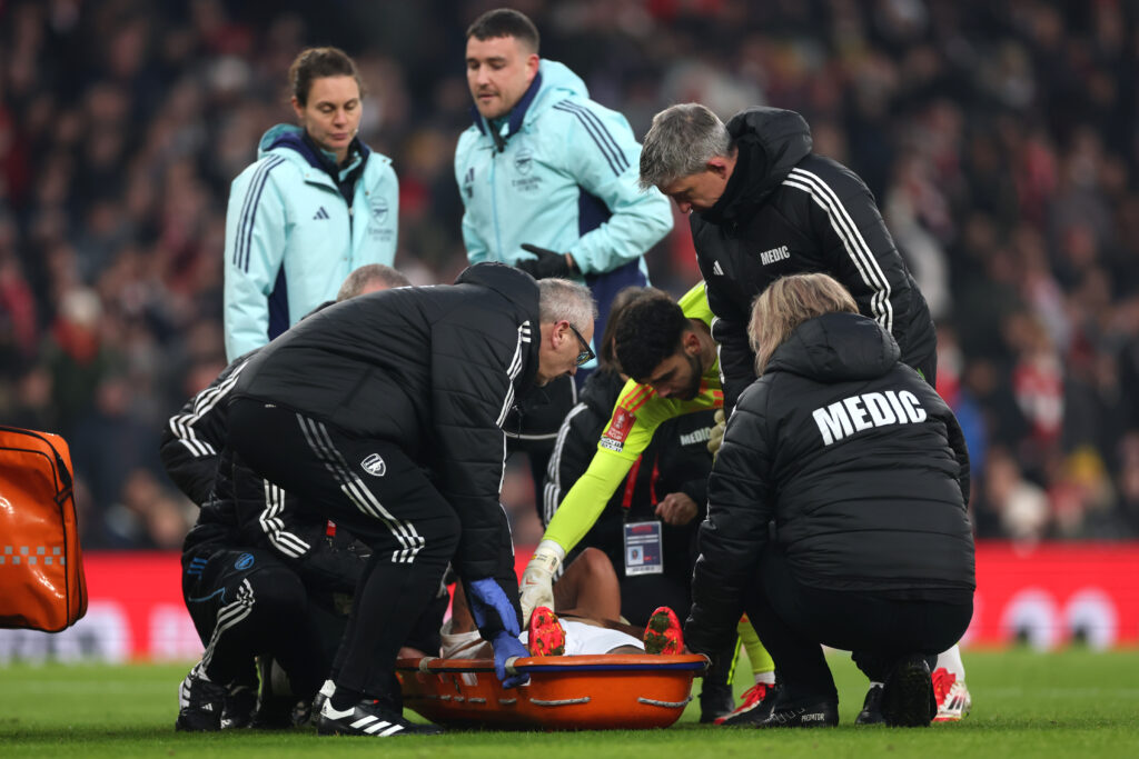 Gabriel Jesus liegt auf einer Trage